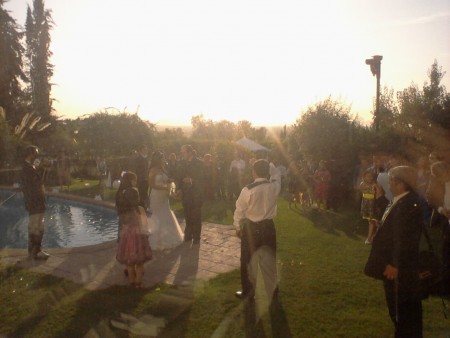 Los novios pequeña seccion fotográfica y el brindis